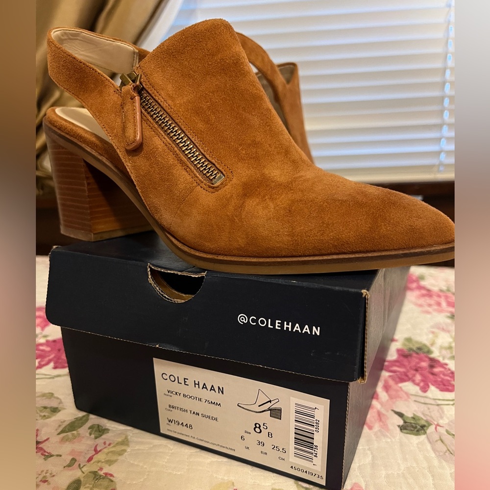 NWOT Cole Han Vicky suede booties